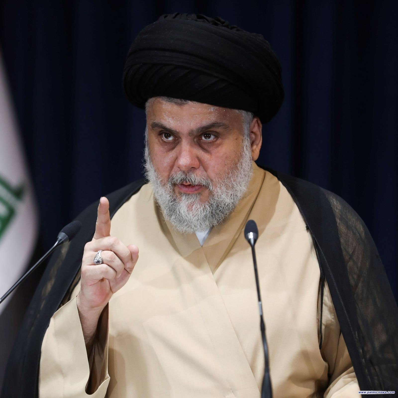 مقتدى الصدر يوقع بخط يده: "أولو بقية ينهون عن الفساد"